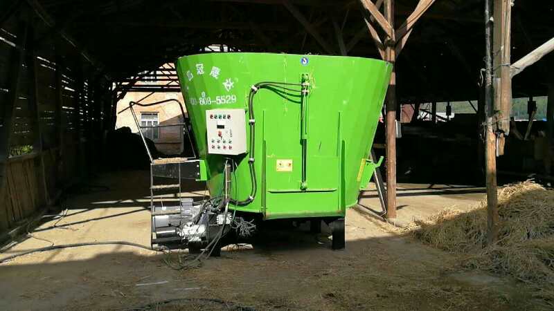 內(nèi)蒙古某公司購(gòu)買固定式TMR攪拌機(jī) 內(nèi)蒙古某公司購(gòu)買固定式TMR攪拌機(jī)